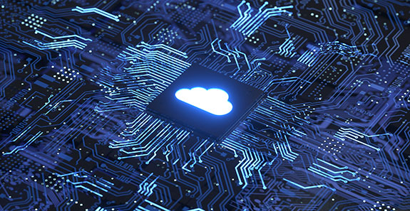 Chip auf einem Board mit vielen Verbindungen. Auf dem Hauptchip in der Mitte leuchtet das Symbol einer Wolke.